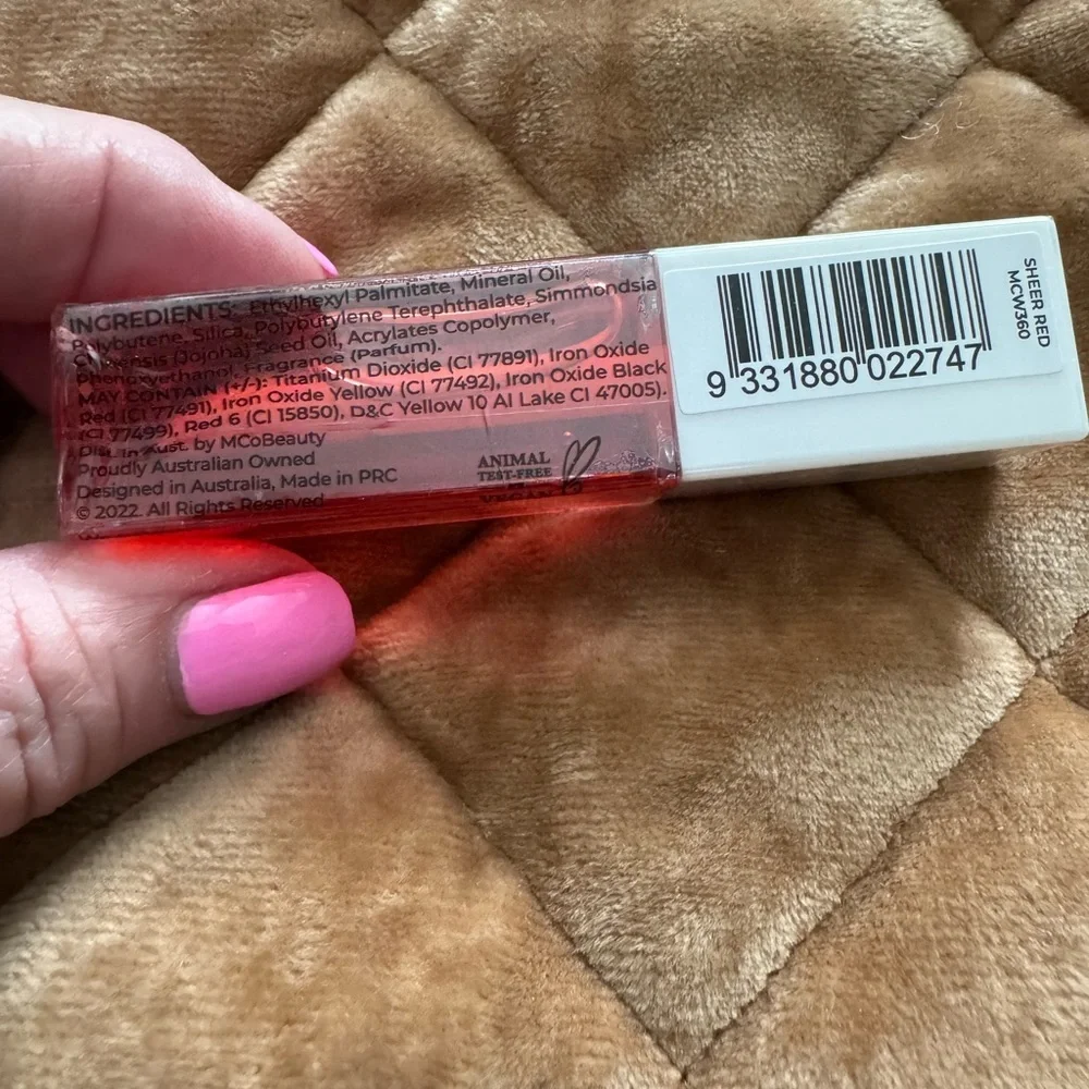 MCoBeauty lip oil in “sheer red” 💋zoom in for all the angles and details!!